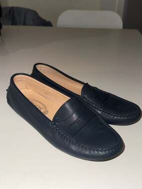Tod's Women's Dark Navy Leather Gommino Driving Penny Loafers Size 36.5